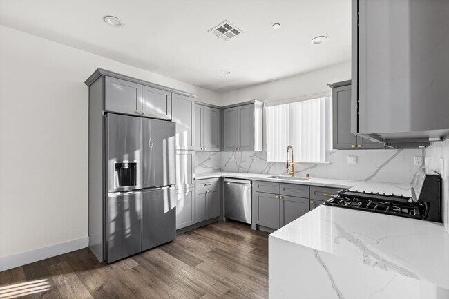 Building Photo - A beautifully designed and renovated 4 bed...