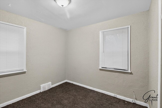 Building Photo - $1050 Charming 2 Bed Home