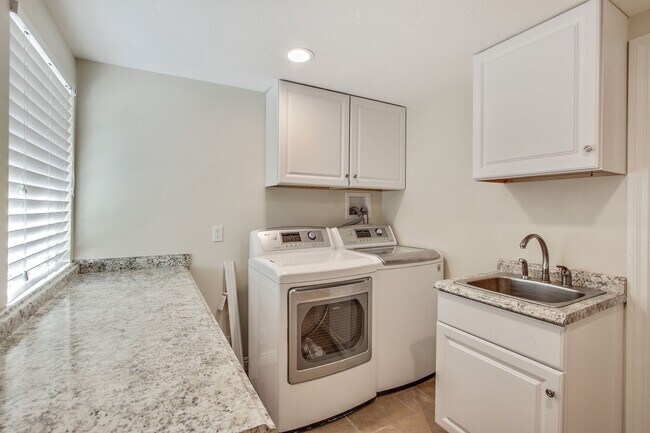 Building Photo - 5923 Jumilla Ave