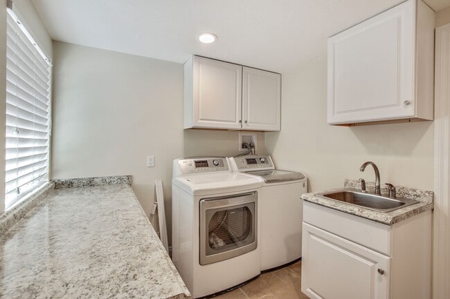 Building Photo - ENTERTAINER'S DELIGHT! GATED ESTATE IN SOUGHT AFTER COLLEGE ACRES!