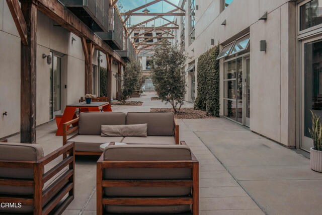 Building Photo - 530 S Hewitt St