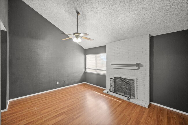 Building Photo - 2313 Crescent Park Dr