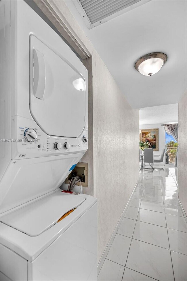 Building Photo - 2030 S Ocean Dr