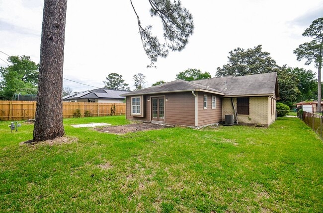 Building Photo - 10403 Royal Oaks Dr