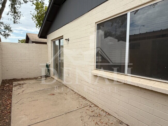 Building Photo - 1028 W Malibu Dr