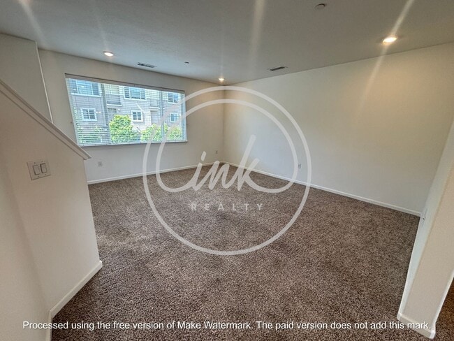 Building Photo - Beatiful Townhome off of Truckee River