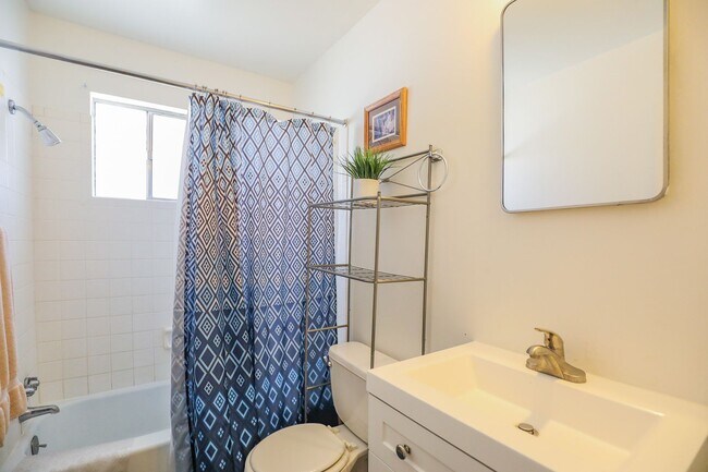 Building Photo - Cozy One Bedroom One Bath Retreat -  FURNI...
