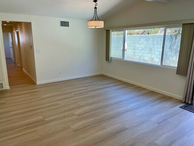 Building Photo - 4 Bedroom 2.5 Bathroom Home, Newly renovat...