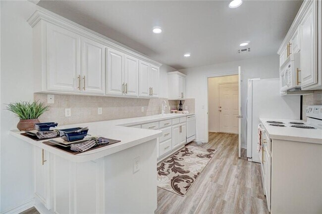 Building Photo - Absolutely Adorable, 2 bed, 2 bath, 2 car ...