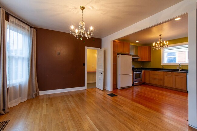 Building Photo - Gorgeous 3 Bedroom House with Bonus Room, ...