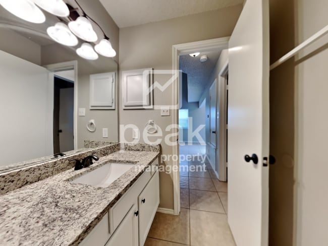 Building Photo - $1899! Beautiful 3Bed/2Bath Home ready for...