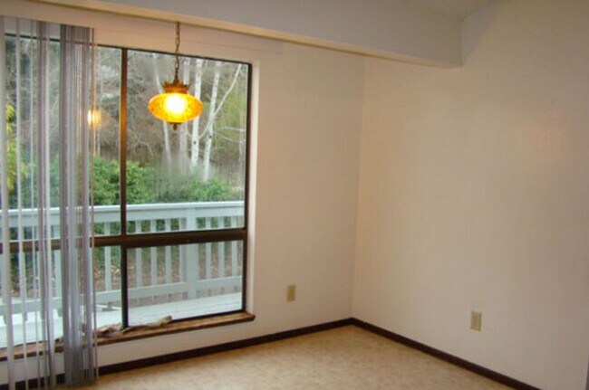 Building Photo - 497 Scenic Dr