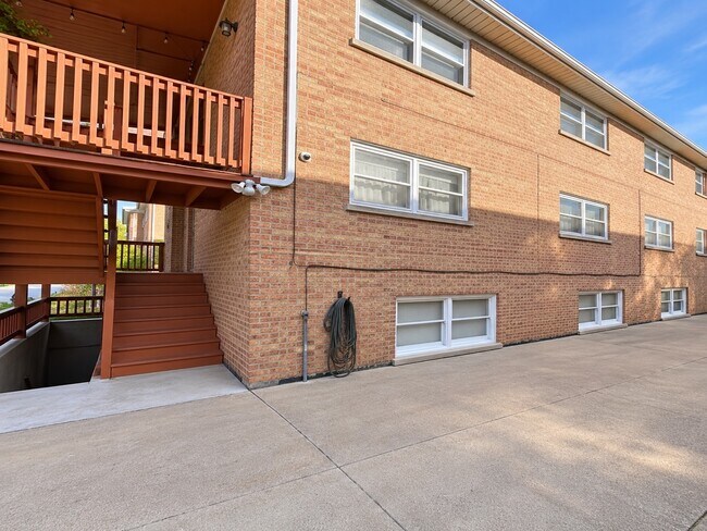 Building Photo - 8608 W Carmen Ave