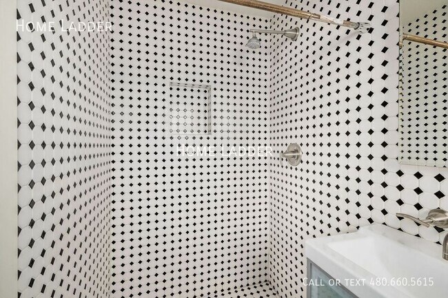 Building Photo - 1338 W Culver St