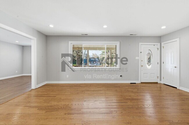 Building Photo - 8410 Yolanda Rd