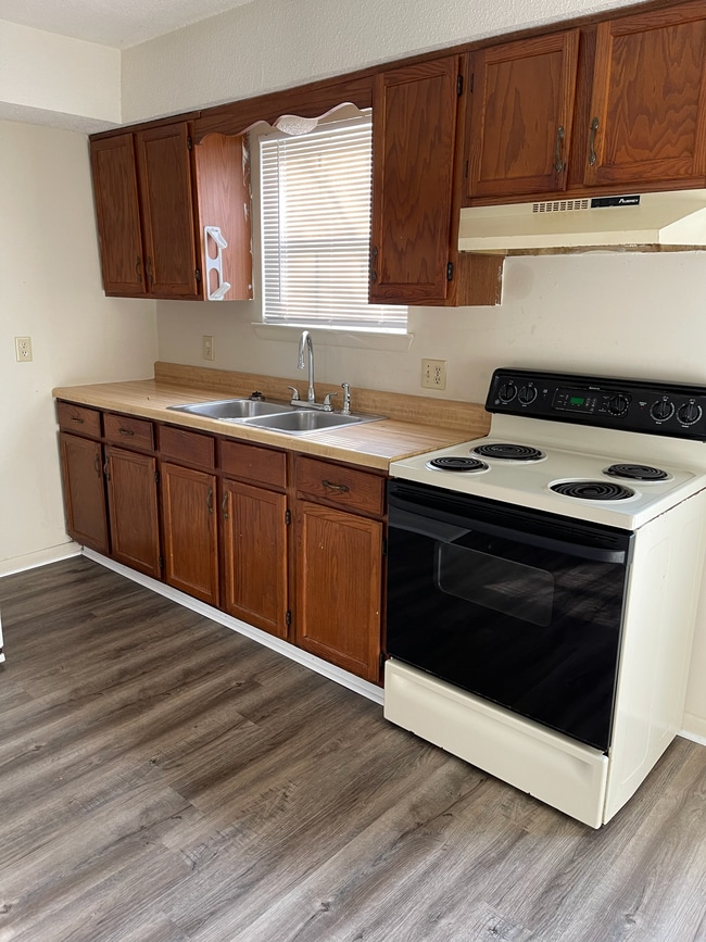 Building Photo - Stateline