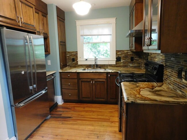 Building Photo - 605 Johnson St