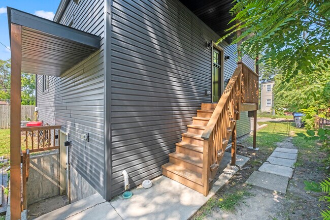 Building Photo - 2307 Lake St