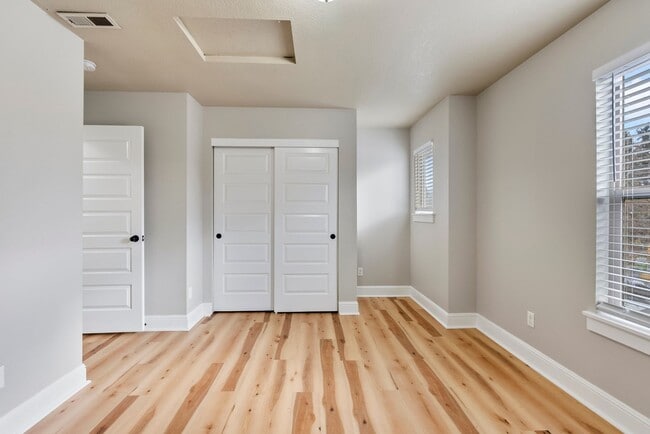 Building Photo - 3BR/2.5 Bath Townhome