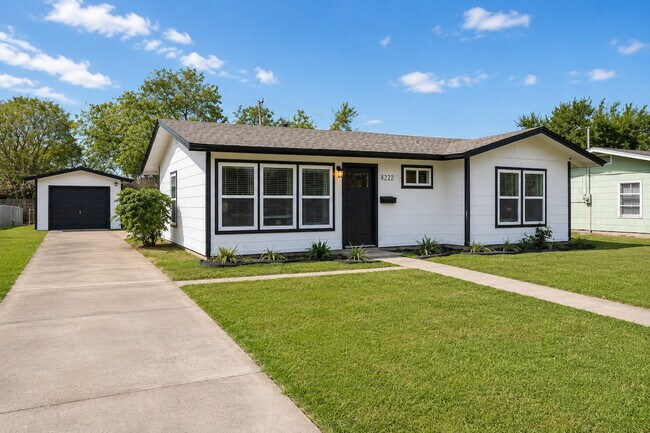Building Photo - 4301 Sherwood Dr