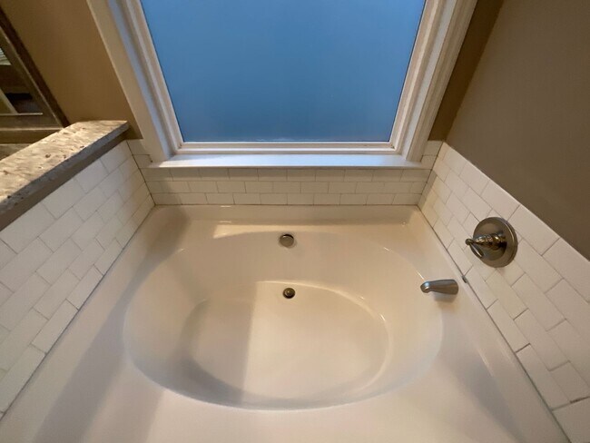 Building Photo - 688 Tree Top Trl