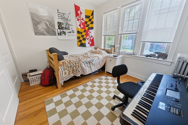 Building Photo - Bright and Sunny Updated 3-bed/1-bath near Loyola