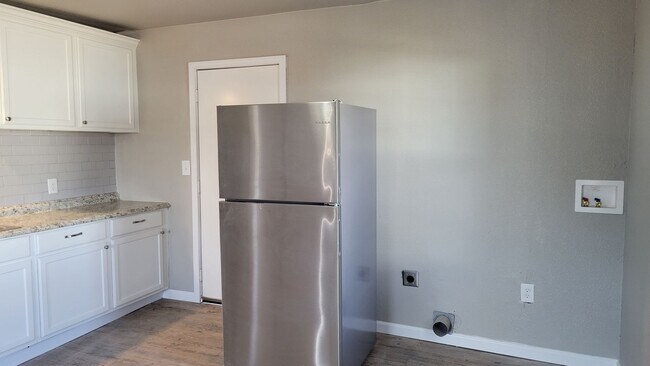 Building Photo - SLATON CHARMER! Totally Remodeled!! Availa...