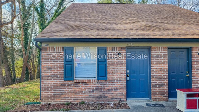 Primary Photo - 2 BR 1.5 BA townhouse up for lease! Not fa...