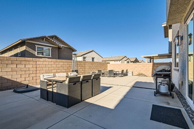 Building Photo - 4 Bed 3 Bath Luxury FURNISHED Home for Rent!