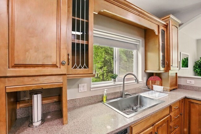 Building Photo - Beautiful Fully furnished 4 bedroom 2.5 bath