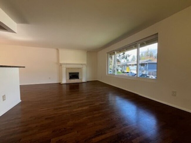 Building Photo - Completely Refreshed 4-Bedroom Shoreline Home