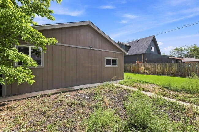 Building Photo - $2,800.95 with $300 Off the first month's rent, 3 Beds - 2 Baths, Single Family Home in Denver wi...