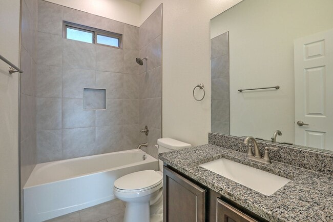 Building Photo - Stunning 3 Bedroom 2 Bathroom, 2 Car Garag...