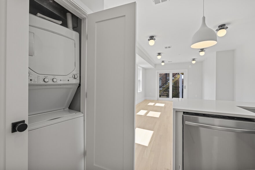 Building Photo - 22 Paris St