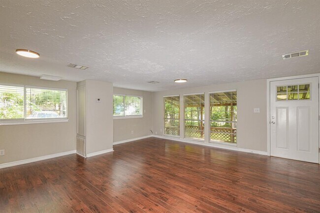 Building Photo - 507 Sioux River Rd