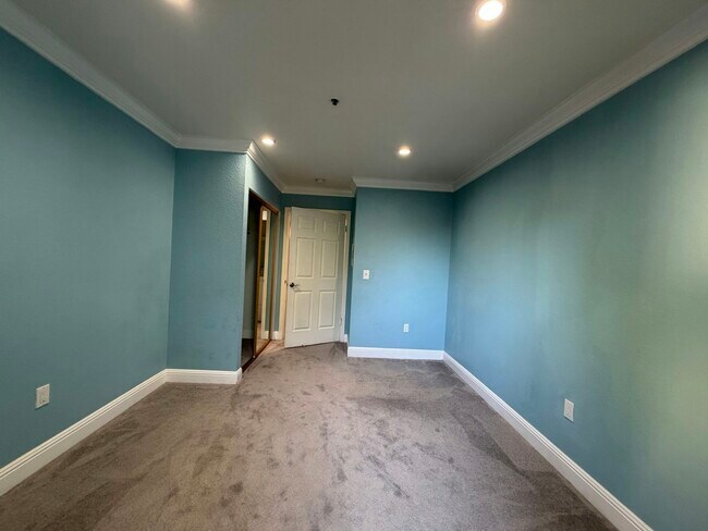 Building Photo - 576 W Parr Ave