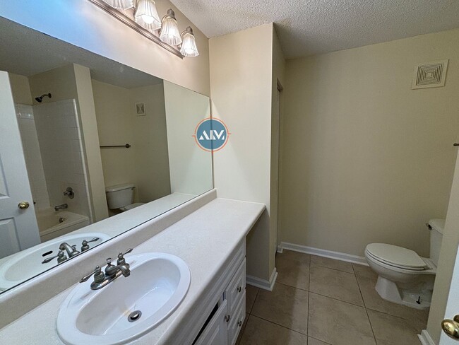 Building Photo - Beautiful 3-Bedroom Villa in Charming Wood...