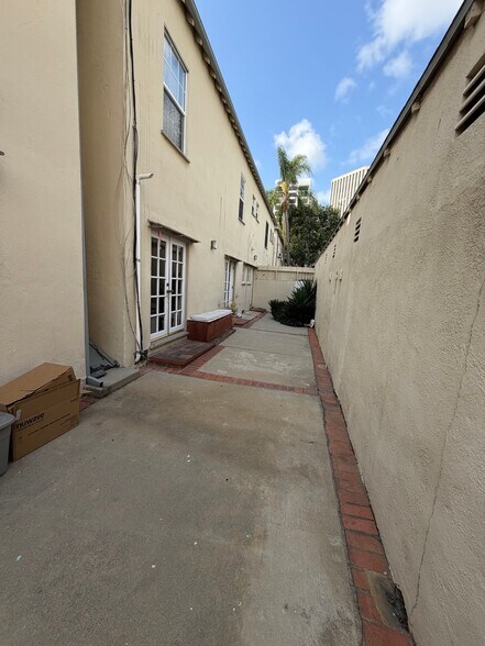 Building Photo - 9969 Robbins Dr