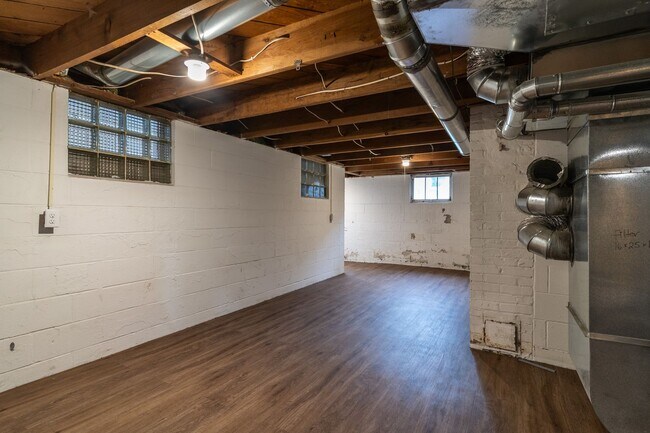Building Photo - 3 Bedroom Home Available Now!