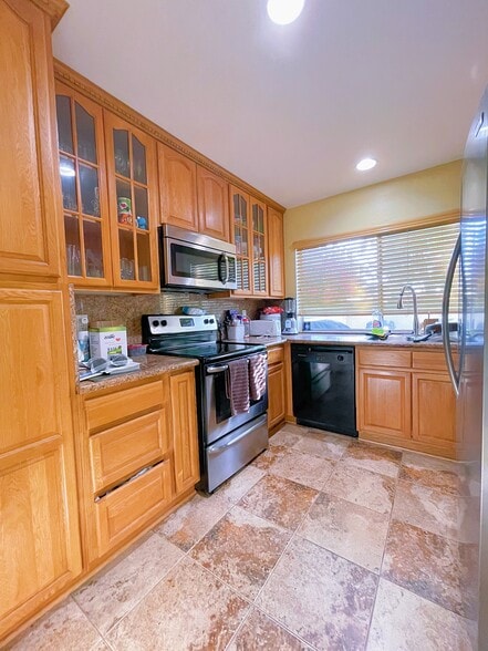 Shared kitchen - 18526 Mayall St