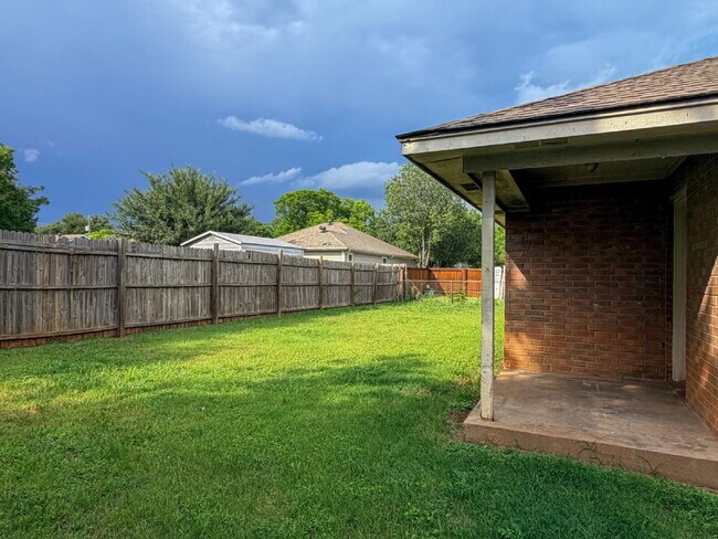 Building Photo - 3 Bedroom, 2 Bath Home in Cleburne, TX!
