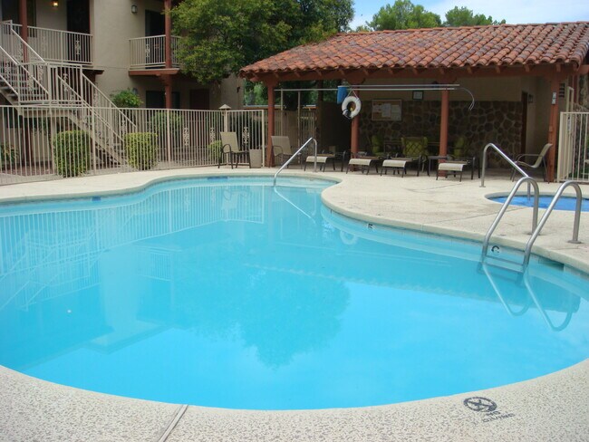 Building Photo - 3357 N Country Club Rd