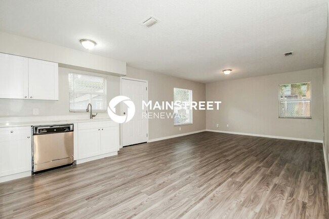 Building Photo - 4 Bedroom Pet-Friendly Home in Tampa, FL with Main Street Renewal