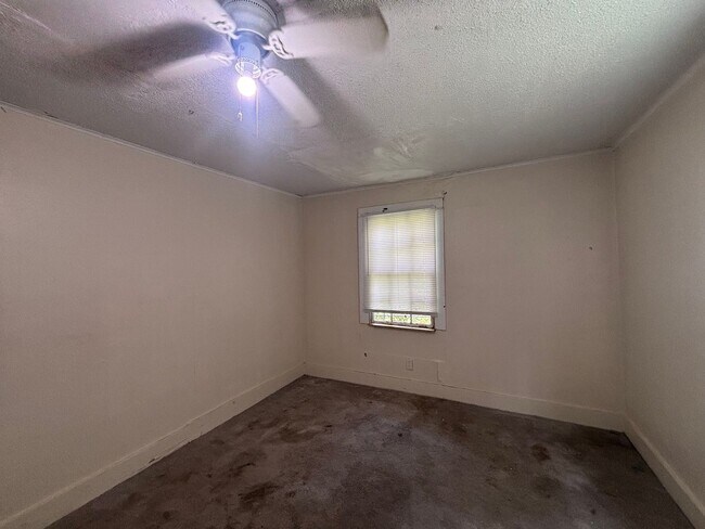 Building Photo - COMING SOON 1 Bedroom, 1 Bathroom Home in ...