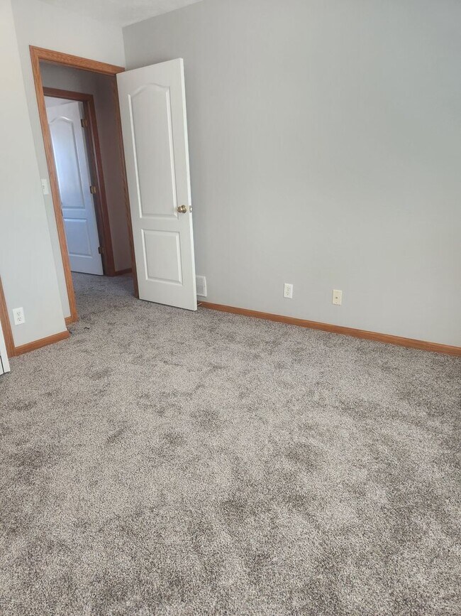 Building Photo - South Lincoln Townhouse with 4 bedrooms, 2 1/2 baths, and 2 stall garage.