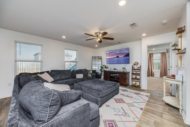 Building Photo - 1010 Limpkin St