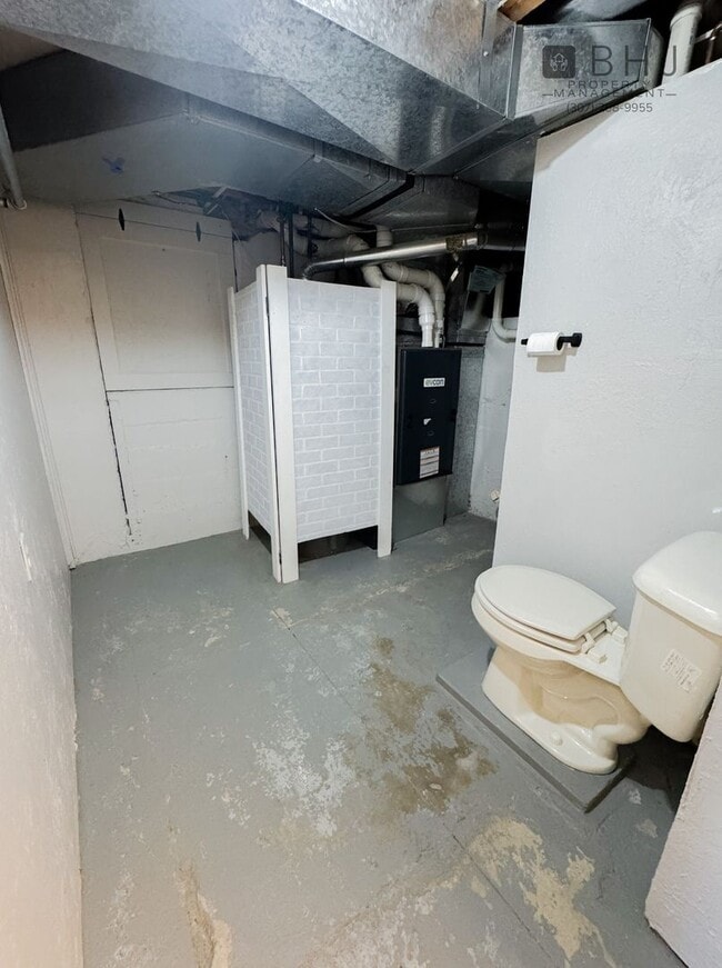 Building Photo - DOG FRIENDLY, 3 BED/ 1.5 BATH SINGLE FAMIL...