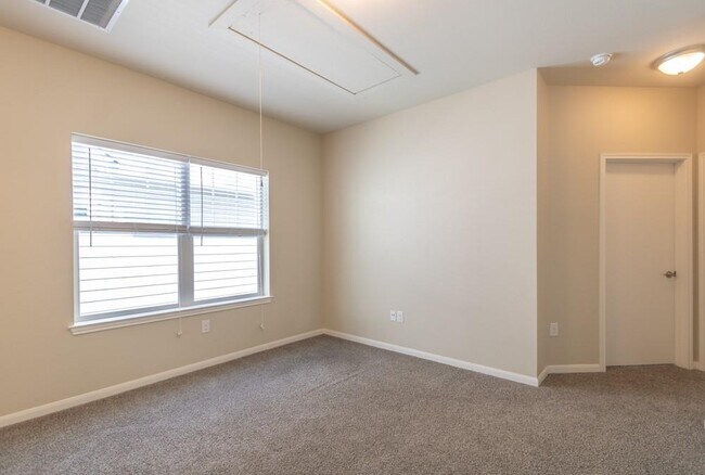 Building Photo - 206 Munro St