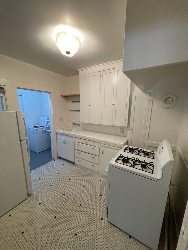 Building Photo - Charming one-bed, one-bath apartment in Midtown