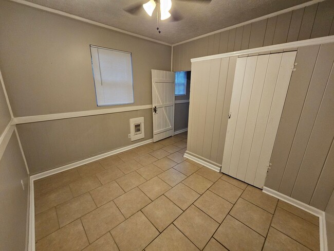 Building Photo - 2 Bedroom 1 Bath Downstairs apartment in t...